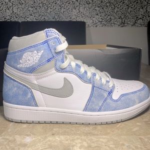 Jordan 1 Hyper Royals